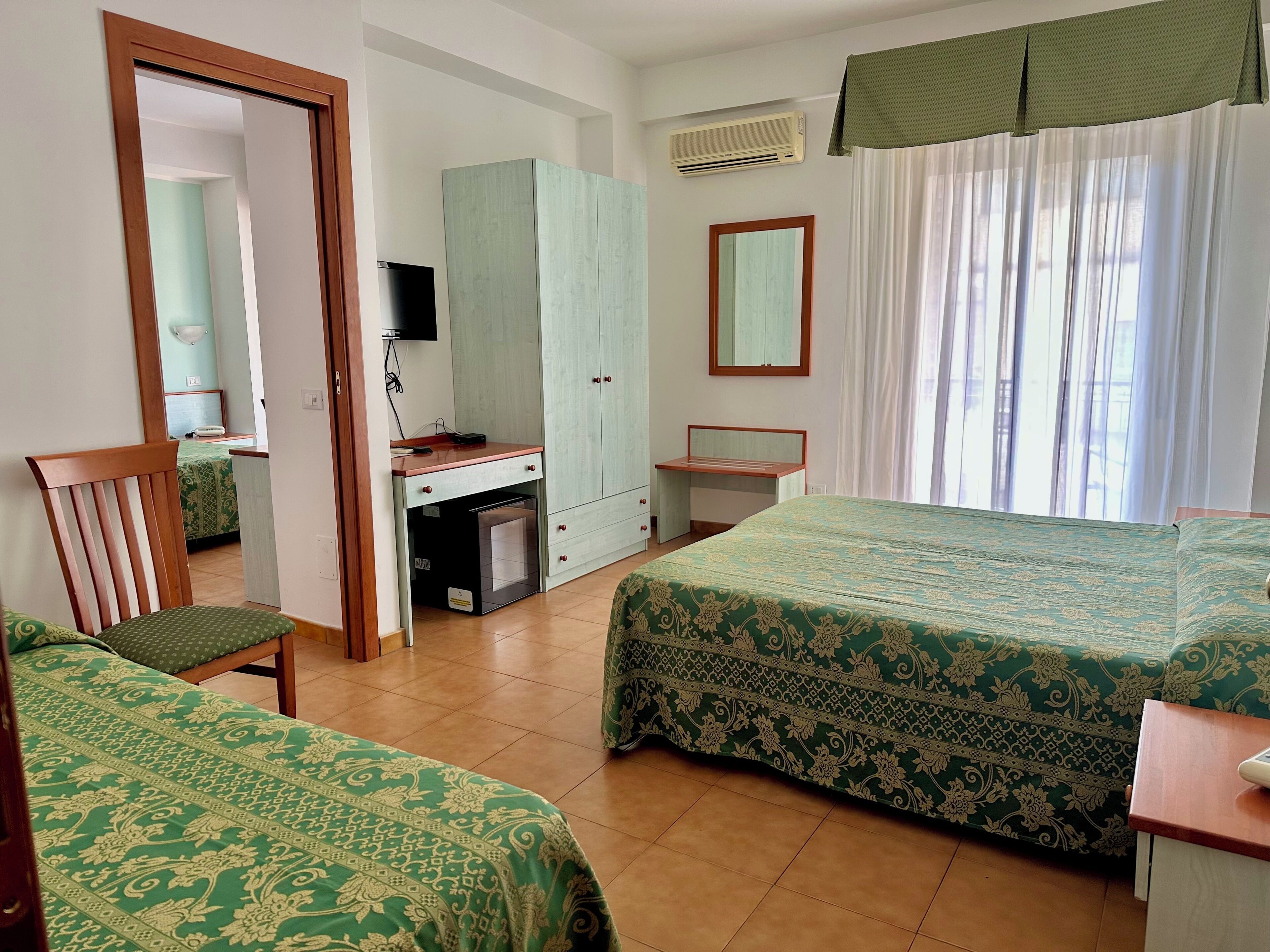 Desk, cribs/infant beds, bed sheets