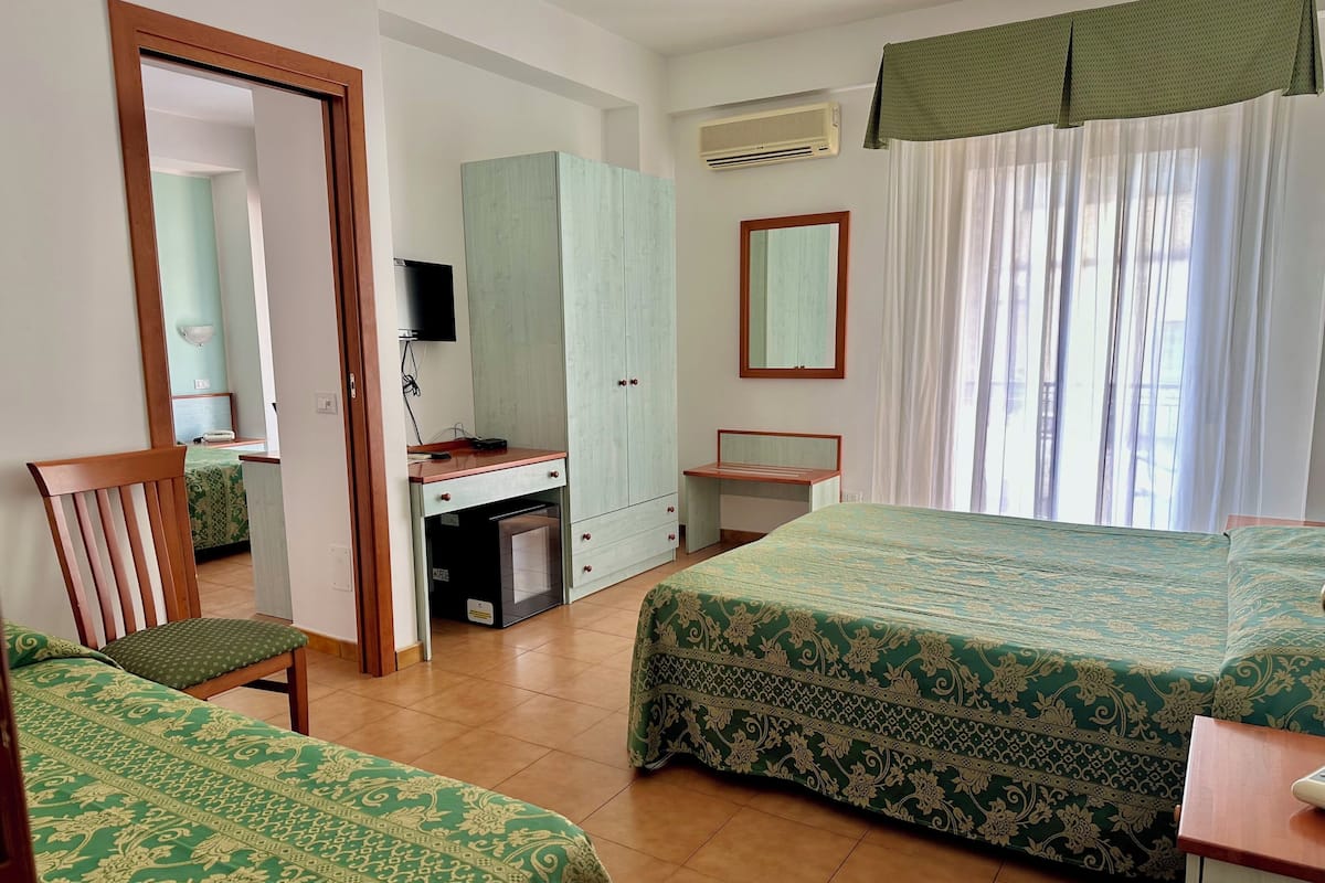 Bureau, lits bébé (en supplément), draps fournis