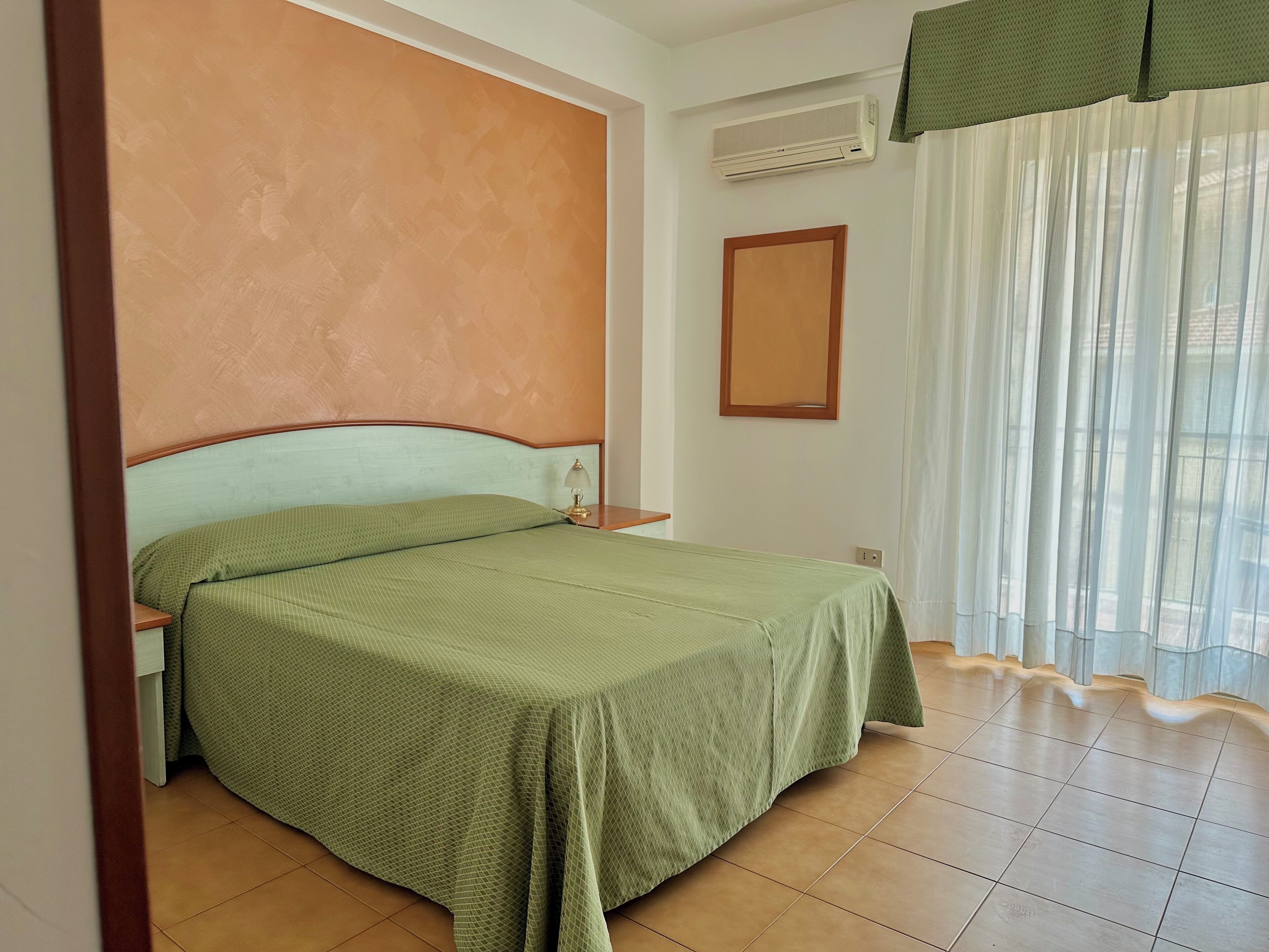 Desk, cribs/infant beds, bed sheets