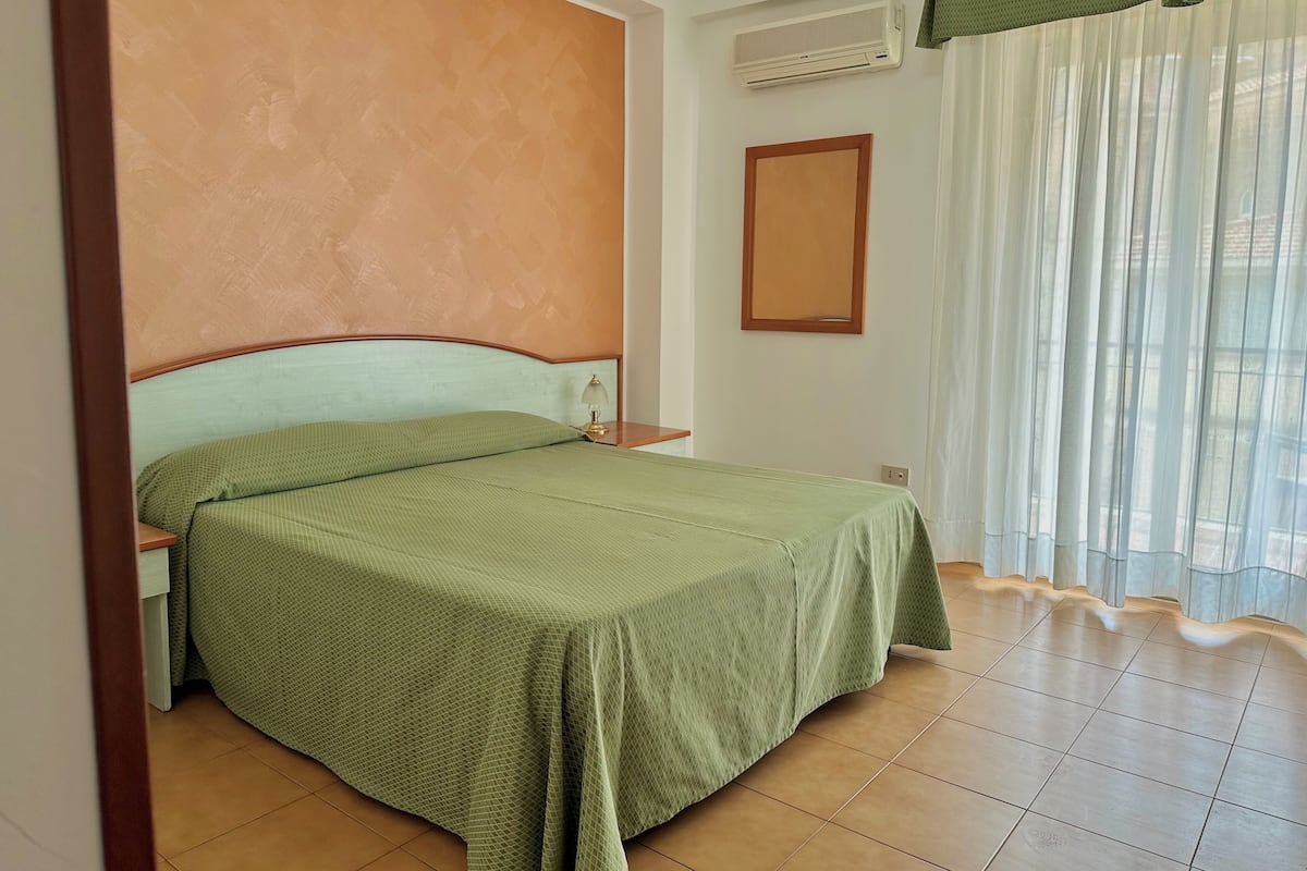 Bureau, lits bébé (en supplément), draps fournis