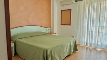 Desk, cribs/infant beds, bed sheets