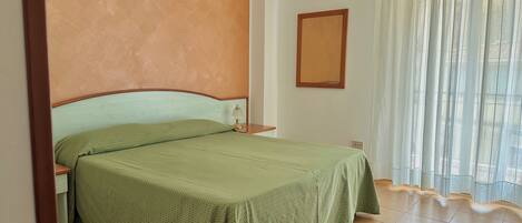 Desk, cribs/infant beds, bed sheets