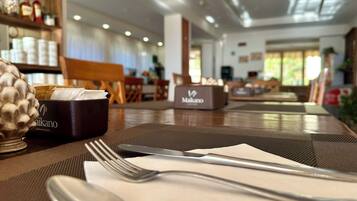 Daily continental breakfast (EUR 8 per person)