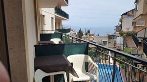 Escritorio, cunas y ropa de cama 