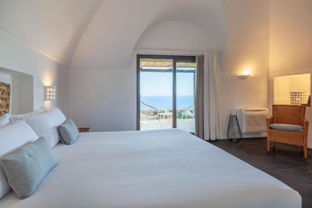 camera matrimoniale con vista mare frontale | minibar, in-room safe, blackout curtains, soundproofing