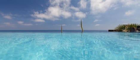 2 udendørs pools, parasoller, liggestole