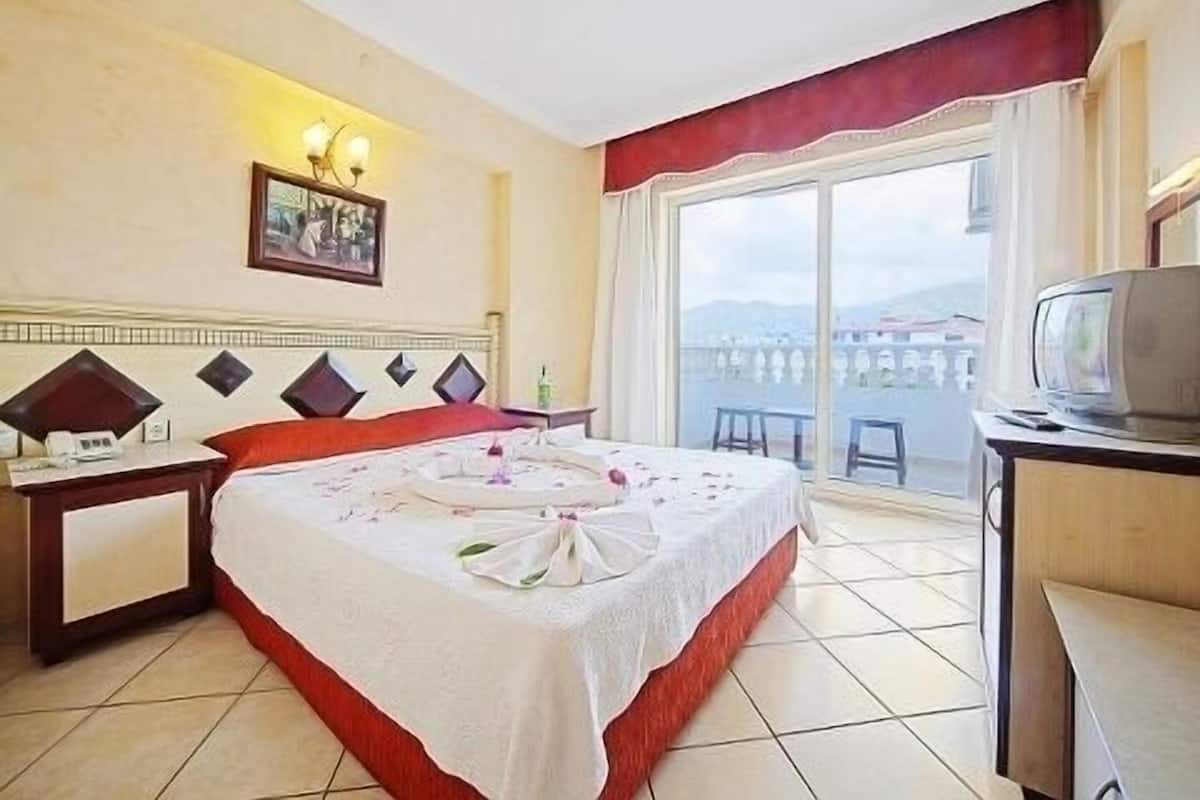 Standard Room | Desk, free cribs/infant beds, WiFi, wheelchair access