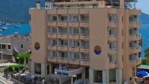 A multi-story hotel with balconies, a swimming pool, and a view of the sea. - Hotel Selen (Marmaris)
