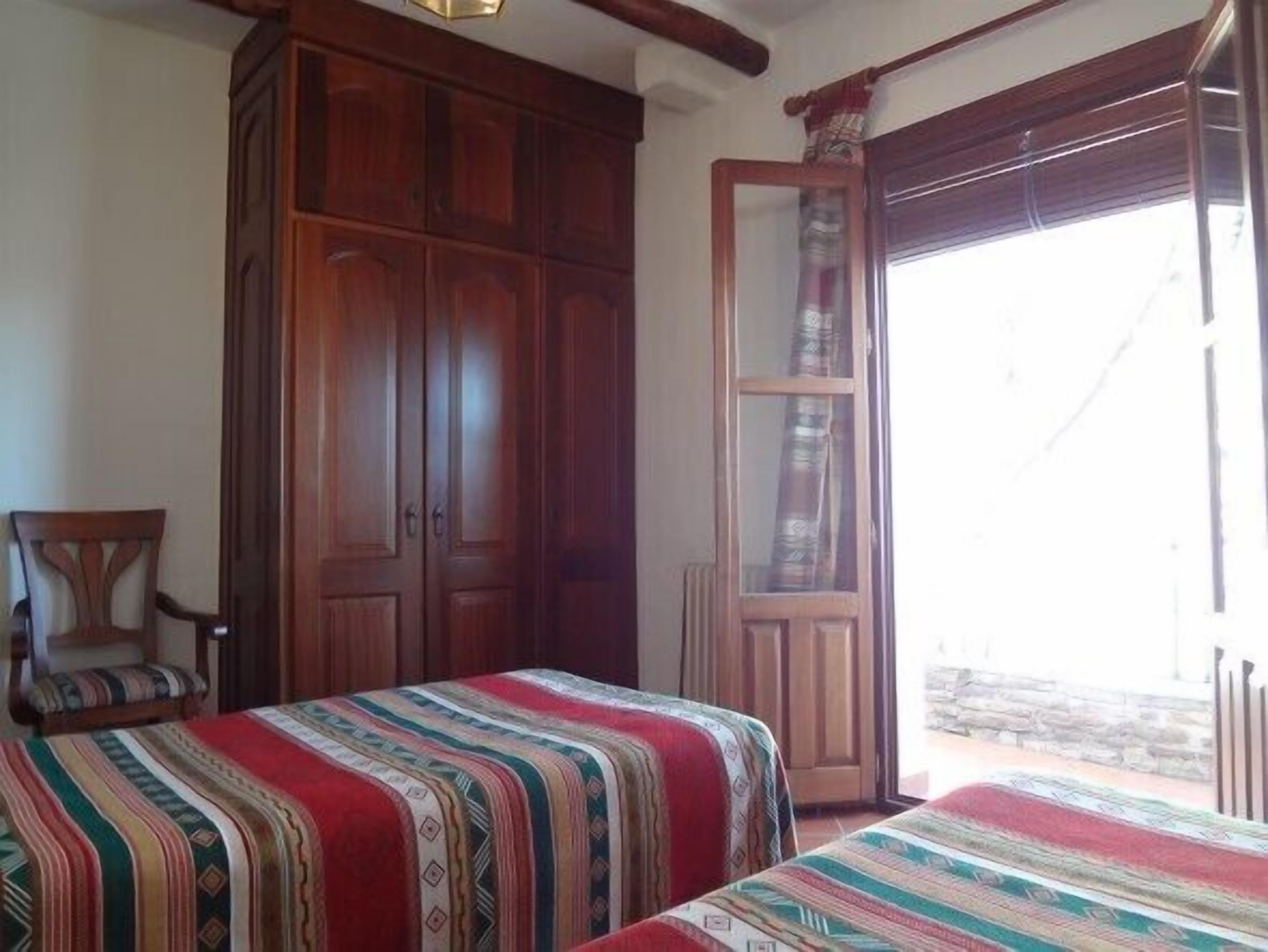Cortinas blackout, wifi gratis y ropa de cama 