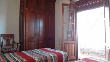 Cortinas blackout, wifi gratis y ropa de cama