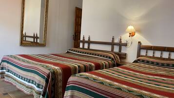 Economy driepersoonskamer | Verduisterende gordijnen, gratis wifi, beddengoed