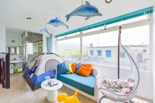 溜溜海洋四人房 | 羽絨被、Select Comfort 床墊、獨特裝潢、布置獨特