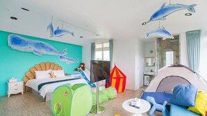 Habitación ideal para niños, con cama, tienda de campaña, tipi, sofá y televisor.