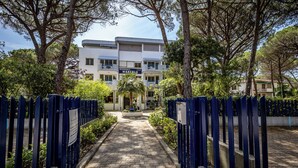 Un chemin menant à un bâtiment sur lequel on peut lire l’inscription : « Résidence Marebello ».