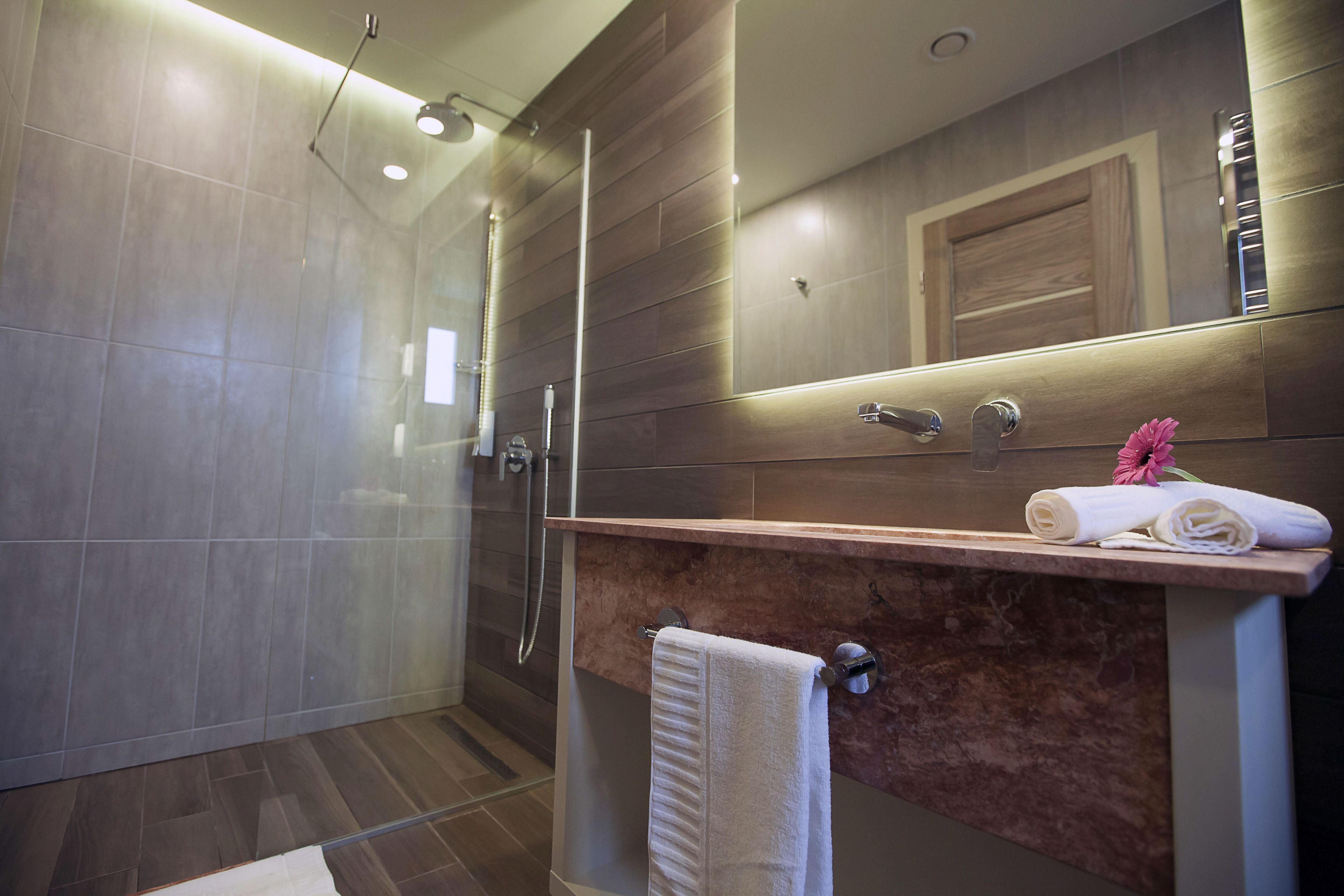 shower, free toiletries, towels