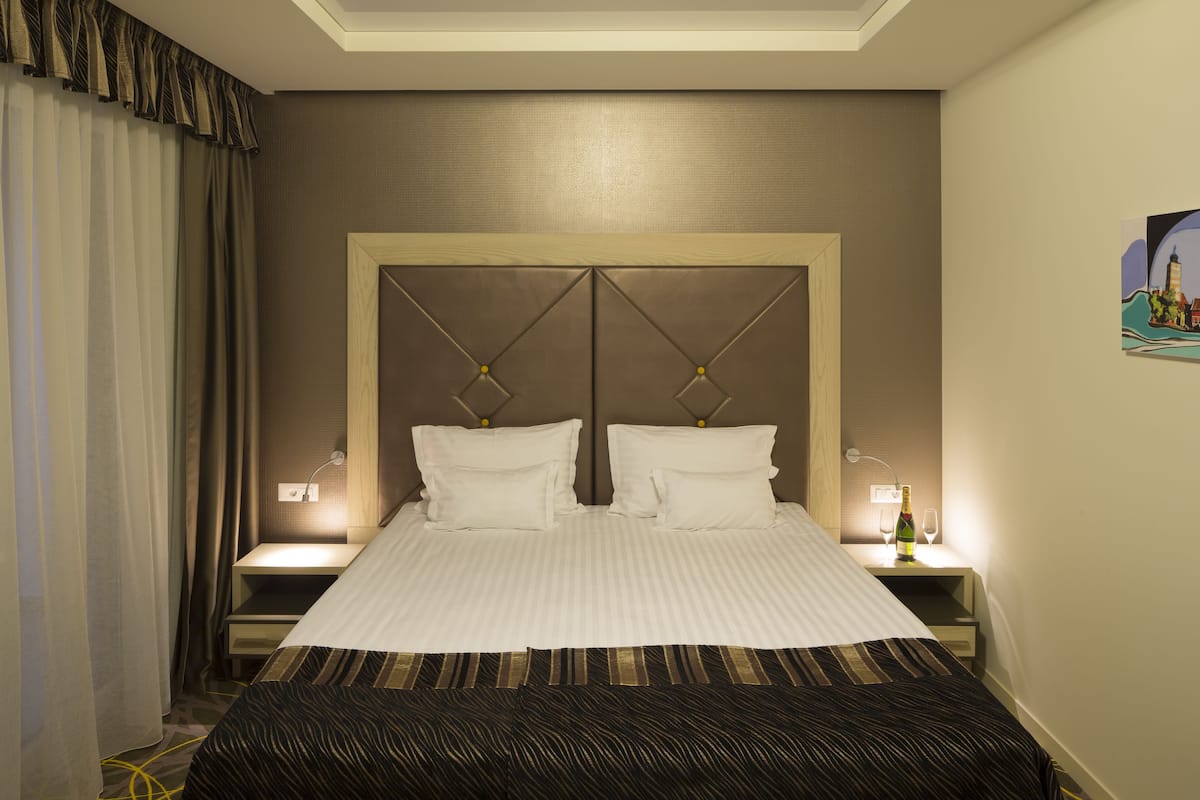 minibar, in-room safe, desk, rollaway beds