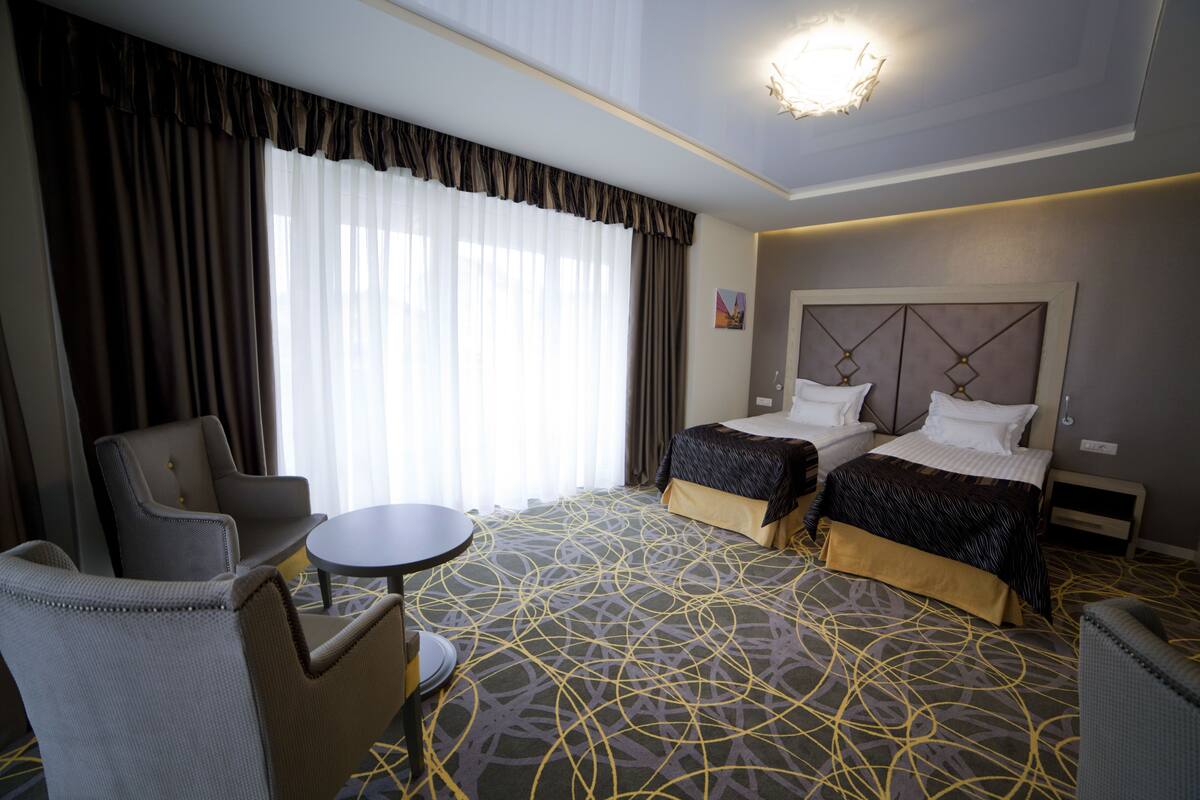 minibar, in-room safe, desk, rollaway beds