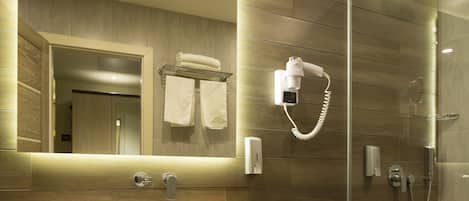 Shower, free toiletries, towels