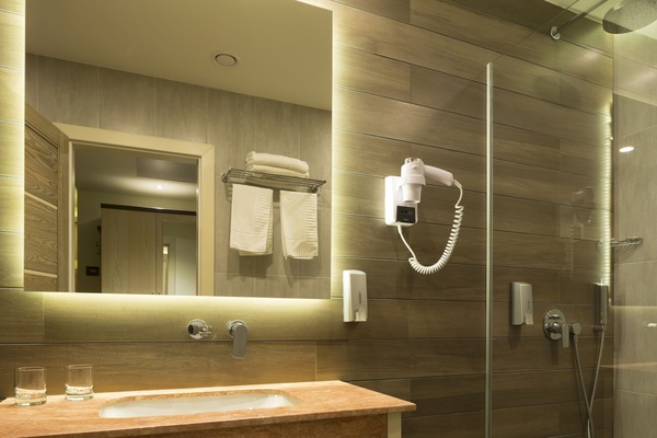 Shower, free toiletries, towels