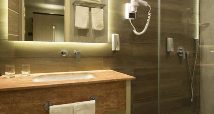 Exclusive Hotel & More