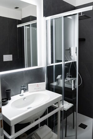 Shower, rainfall showerhead, free toiletries, hair dryer - Alma Hotel (Palermo)