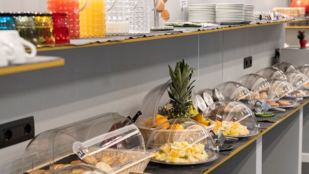 Una mesa de buffet con diferentes alimentos y utensilios.