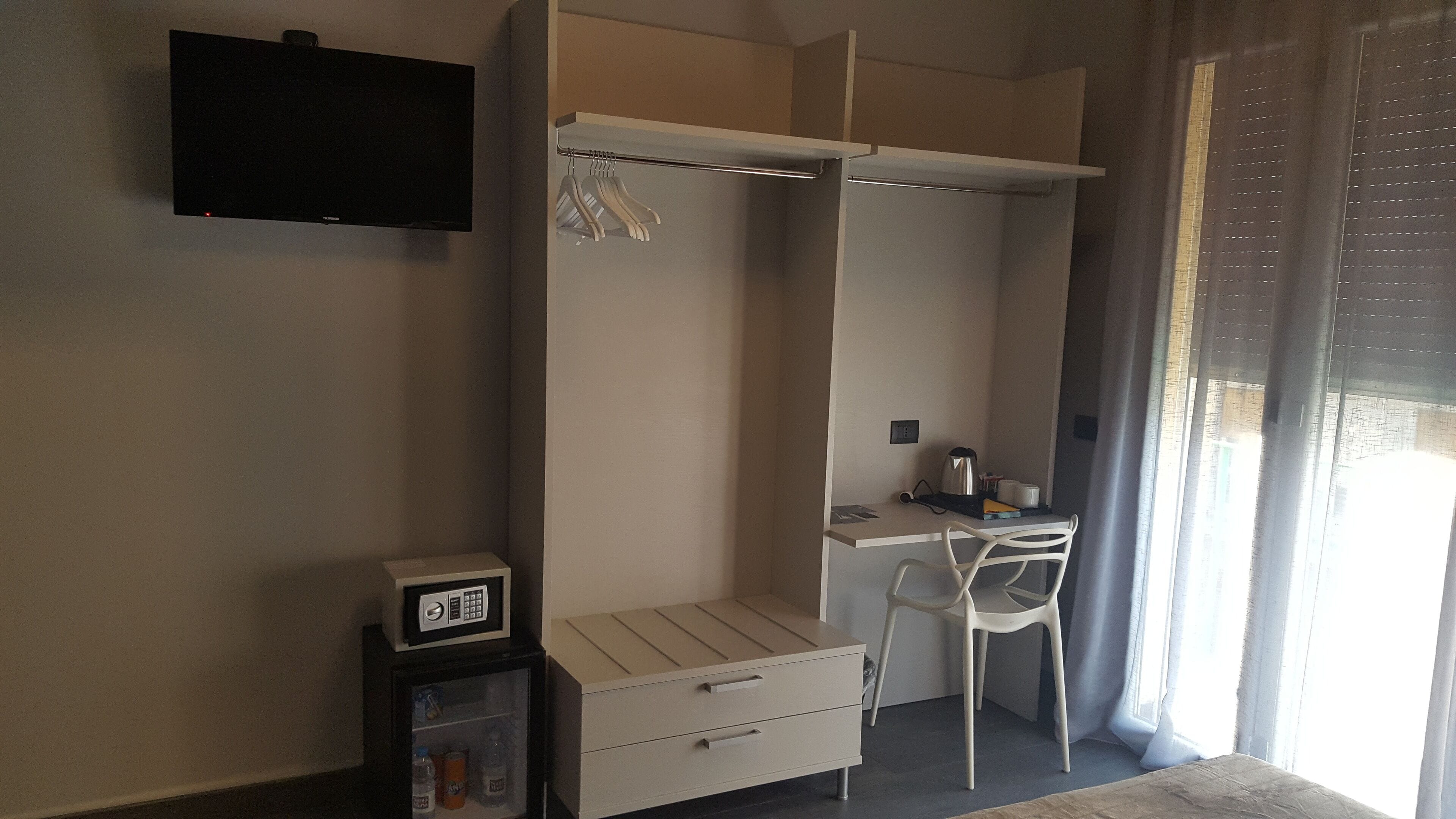 standard double room | free minibar items, in-room safe, desk, laptop workspace