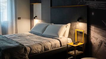 Un dormitorio moderno con cama, mesita de noche y una pared con texto.