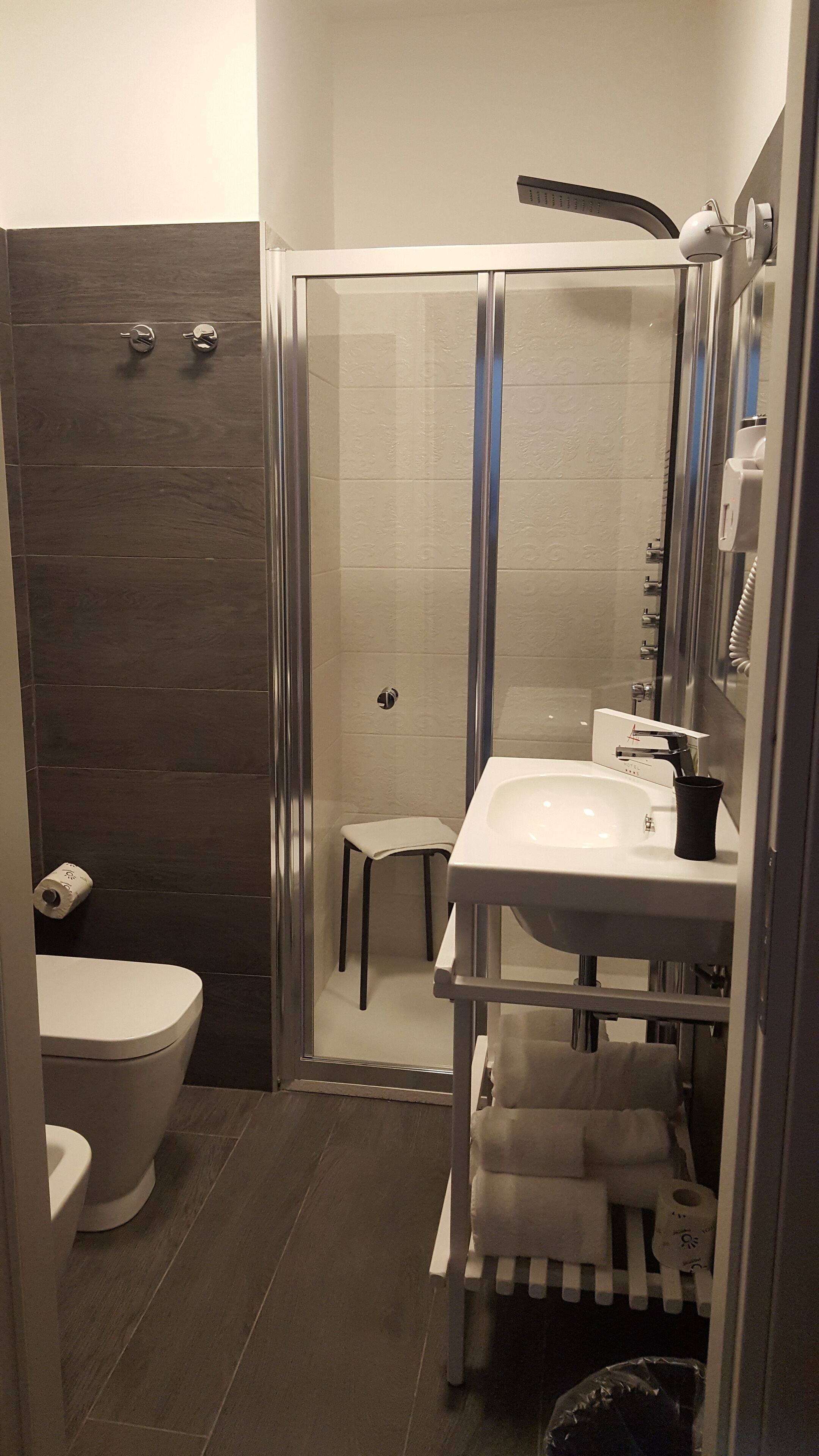 standard double room | bathroom | shower, rainfall showerhead, free toiletries, hair dryer