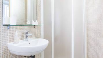 Habitación doble económica | Baño | Regadera, amenidades de baño gratuitas, toallas