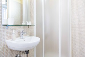 Habitación económica doble | Baño | Ducha, artículos de higiene personal gratuitos y toallas