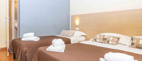 Quarto triplo | Frigobar, escrivaninha, Wi-Fi de cortesia, roupa de cama
