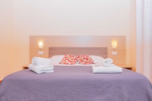Minibar, escritorio, wifi gratis y ropa de cama 