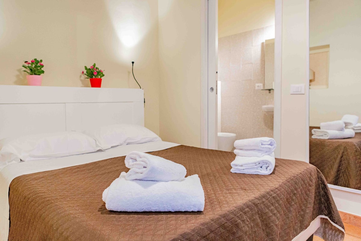 Economy Double Room | Minibar, desk, free WiFi, bed sheets