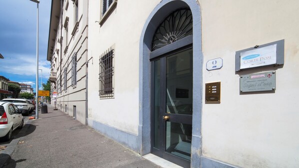 Property entrance - Corte Passi (Florence)