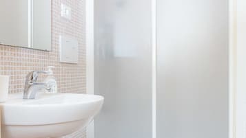 Habitación triple | Baño | Regadera, amenidades de baño gratuitas, toallas