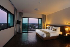 Minibar, caja de seguridad en la habitación y escritorio 