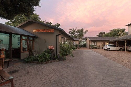 Inyathi Guest Lodge & Self Catering Chalets
