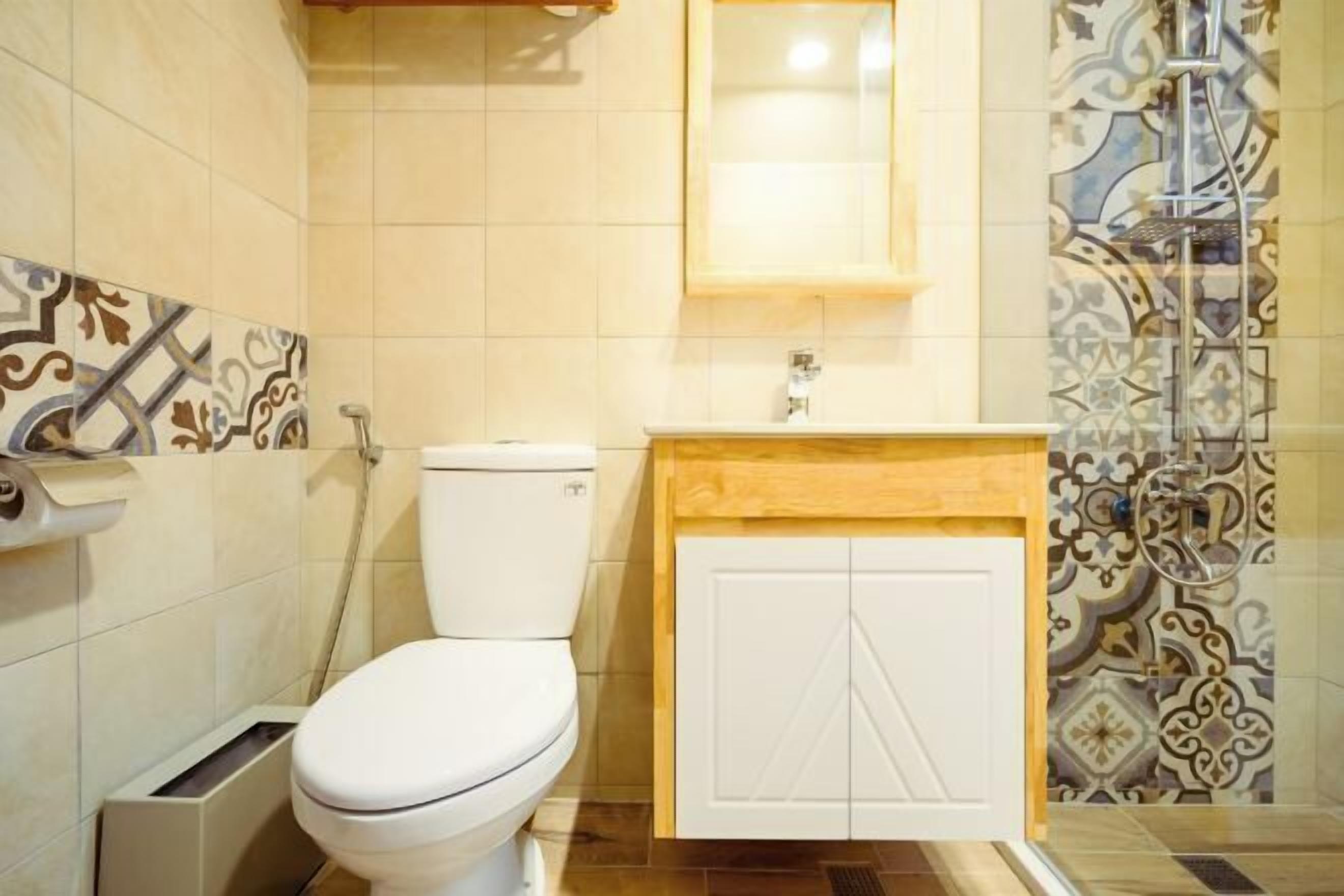 Ducha, cabezal de ducha con hidromasaje, artículos de tocador gratuitos