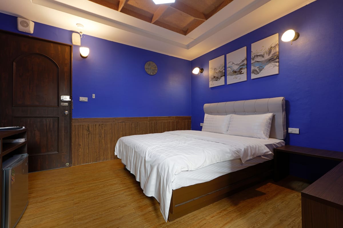Kamar Double Ekonomi (R506) | 1 kamar tidur dan didekorasi berbeda-beda