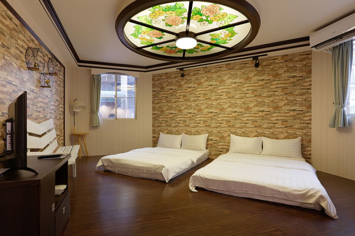 Kamar Quadruple Klasik (R288) | 1 kamar tidur dan didekorasi berbeda-beda