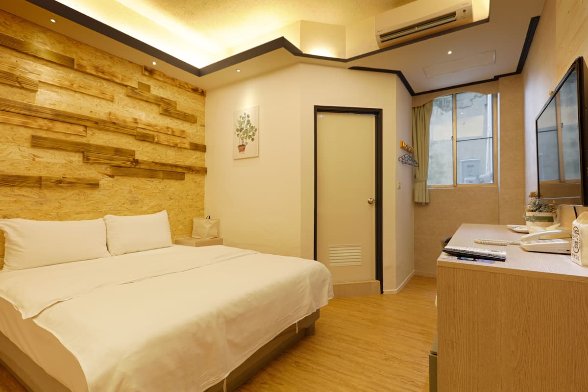 Kamar Double Kota (R301) | 1 kamar tidur dan didekorasi berbeda-beda
