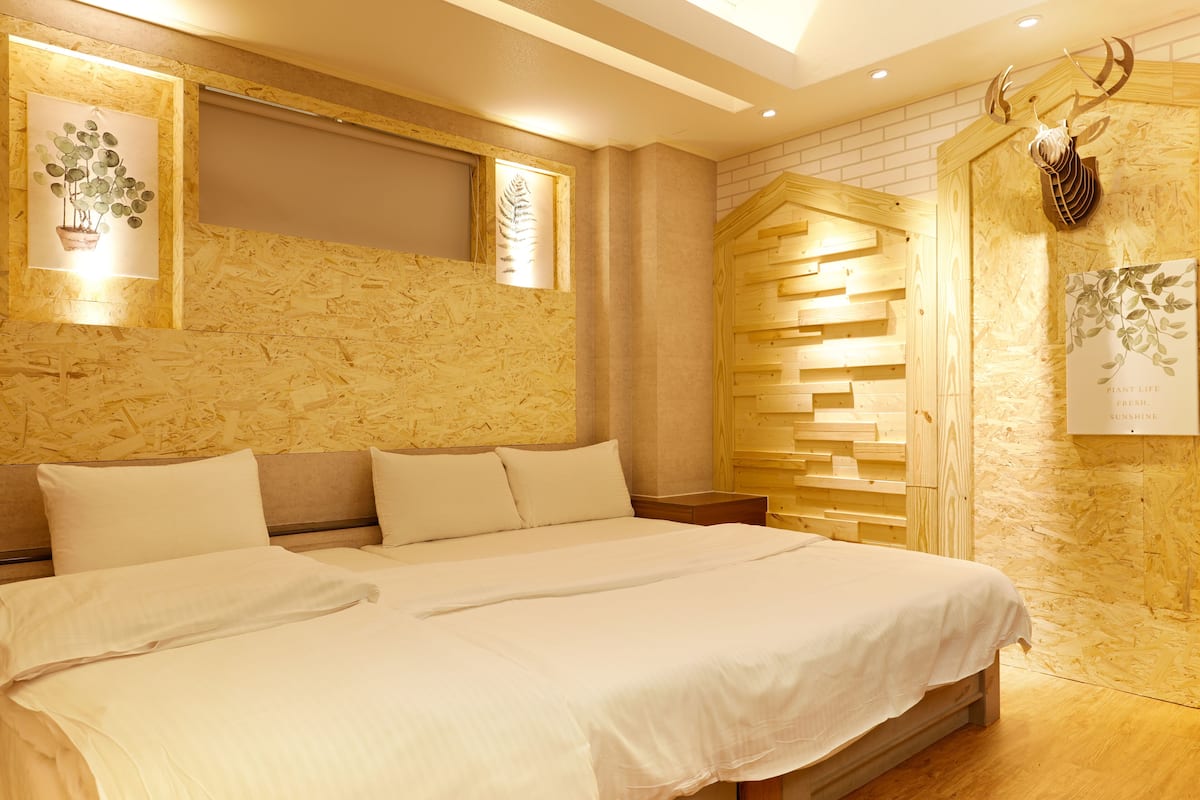 Kamar Triple Bisnis (R266) | 1 kamar tidur dan didekorasi berbeda-beda