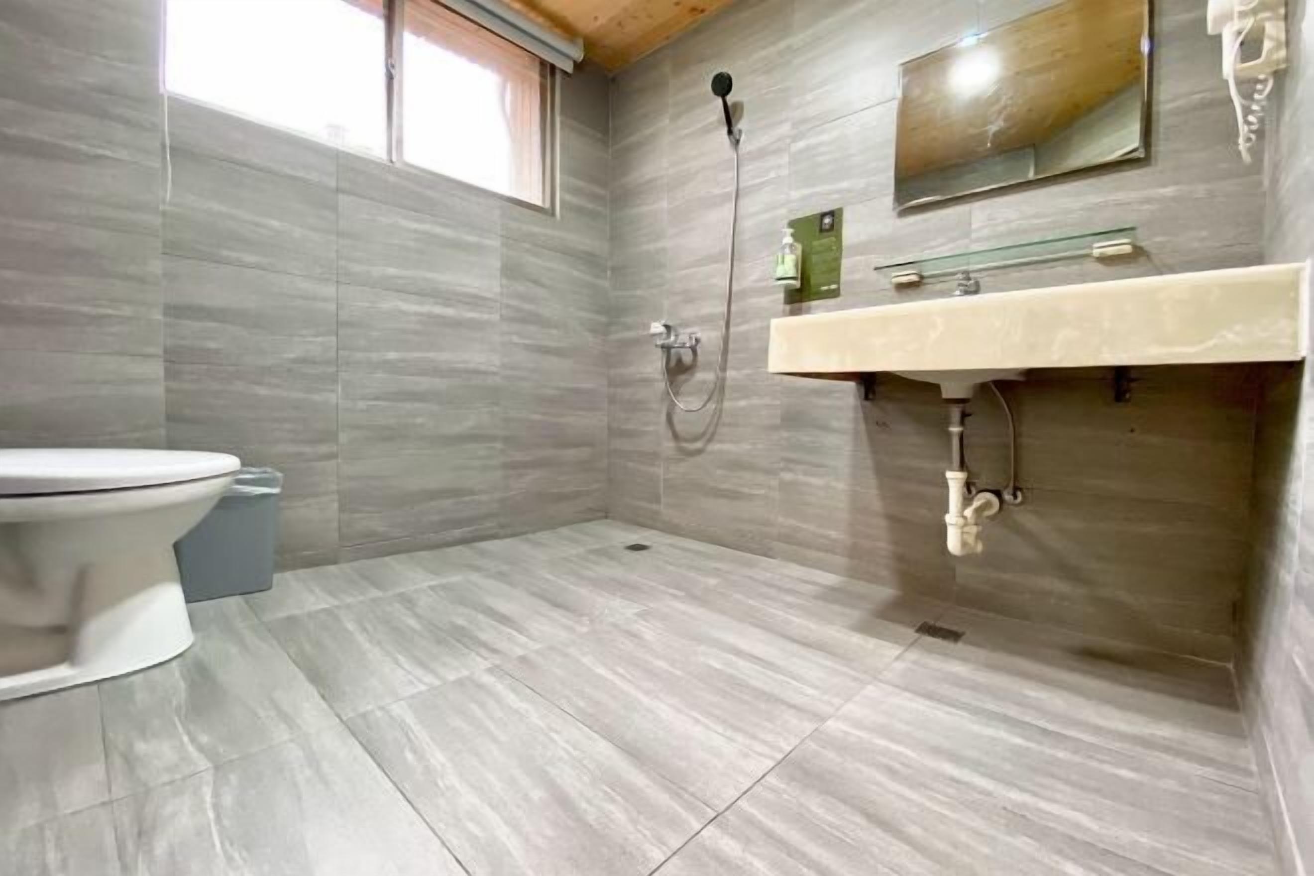 Ducha, cabezal de ducha con hidromasaje, artículos de tocador gratuitos