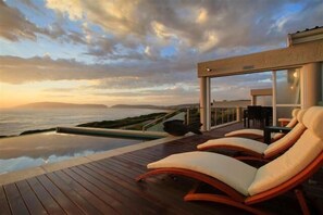 Outdoor pool, pool umbrellas, sun loungers - Periwinkle Guest Lodge (Plettenberg Bay)