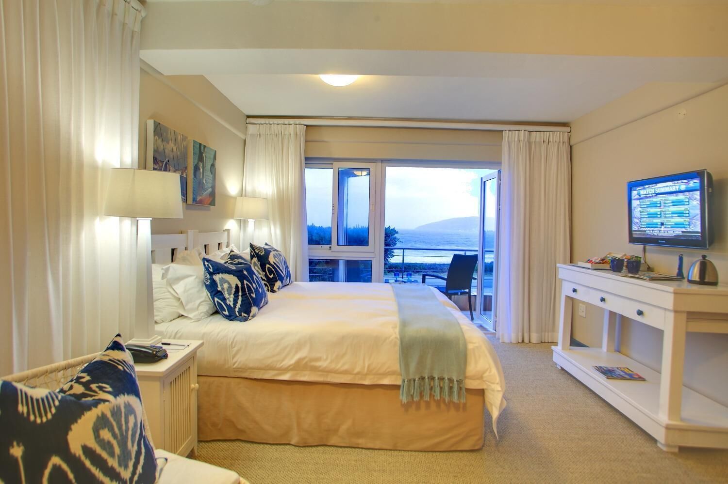 Bộ đồ giường cao cấp, minibar, két bảo mật tại phòng, bàn 