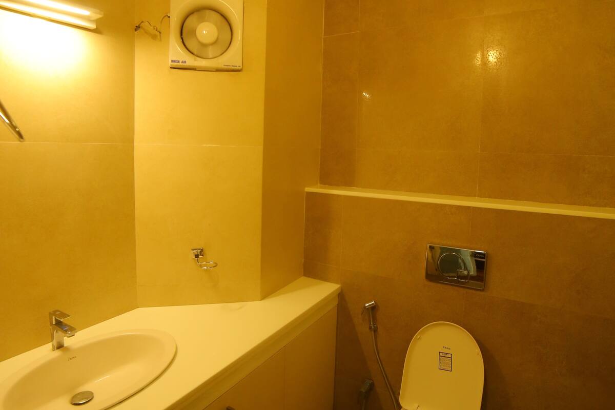 Standard Apartment, 2 Single Beds, Non Smoking | Bathroom | Shower, free toiletries, towels