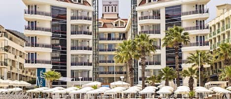 Indendørs pool, udendørs pool, parasoller, liggestole