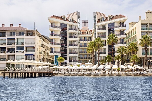 Private beach, sun-loungers, beach umbrellas, beach towels - Poseidon Hotel - Adults Only (Marmaris)