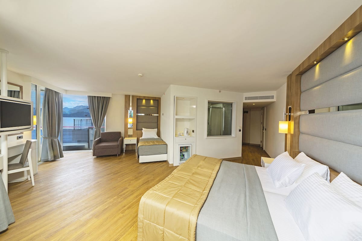 Suite, op de hoek | Luxe beddengoed, een minibar, gratis wifi, beddengoed